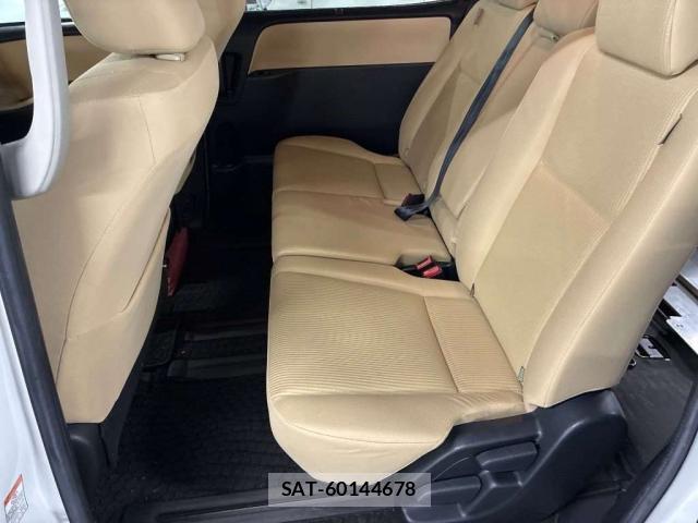 Toyota NOAH 2017-07 8373090-6