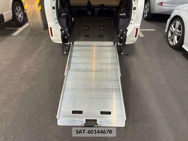 Toyota NOAH 2017-07 8373090-7