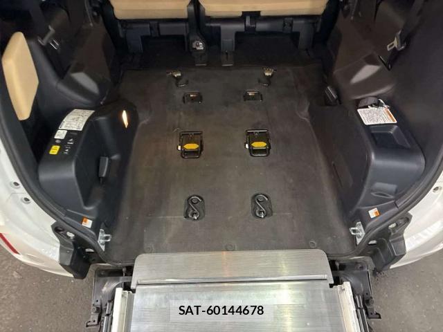 Toyota NOAH 2017-07 8373090-8
