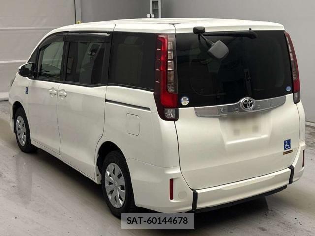Toyota NOAH 2017-07 8373090-9