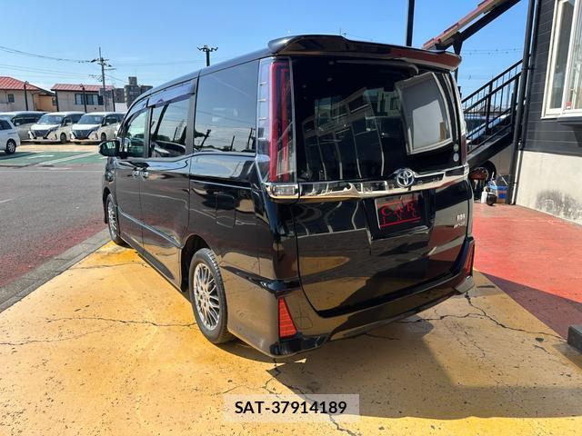 Toyota NOAH 2018-08 8373819-1