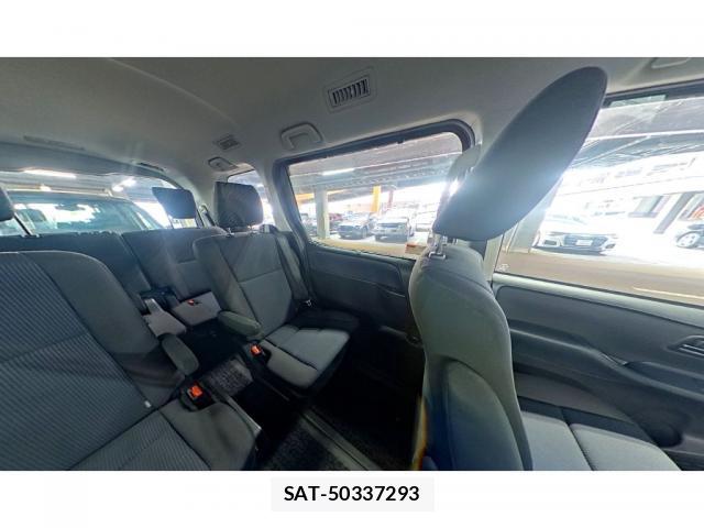 Toyota NOAH 2016-02 8373849-4