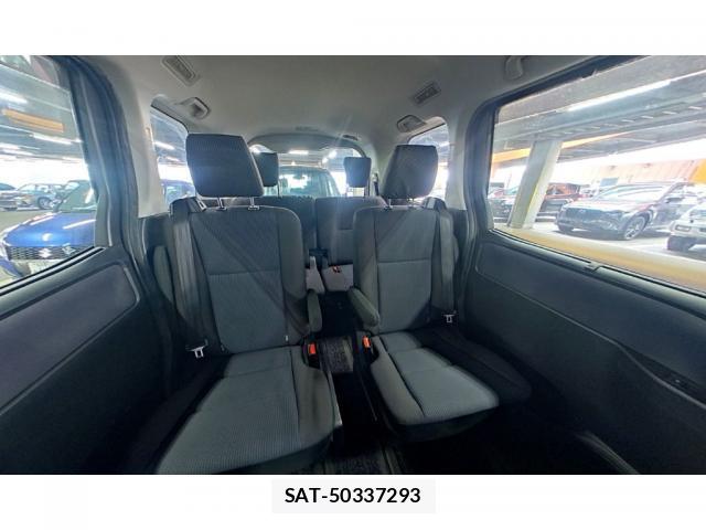 Toyota NOAH 2016-02 8373849-5