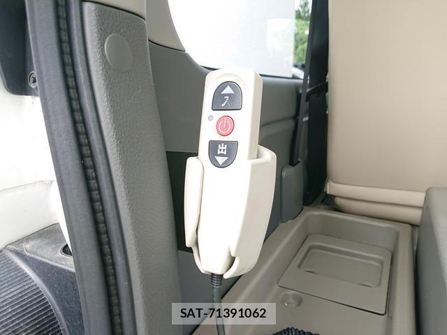 Nissan NV350 Caravan 2016-07 8374025-12