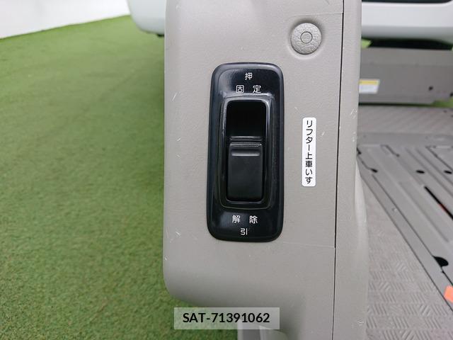 Nissan NV350 Caravan 2016-07 8374025-13