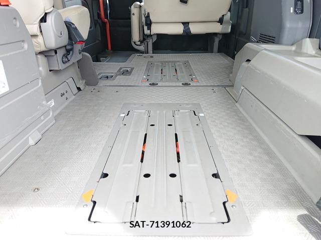 Nissan NV350 Caravan 2016-07 8374025-14