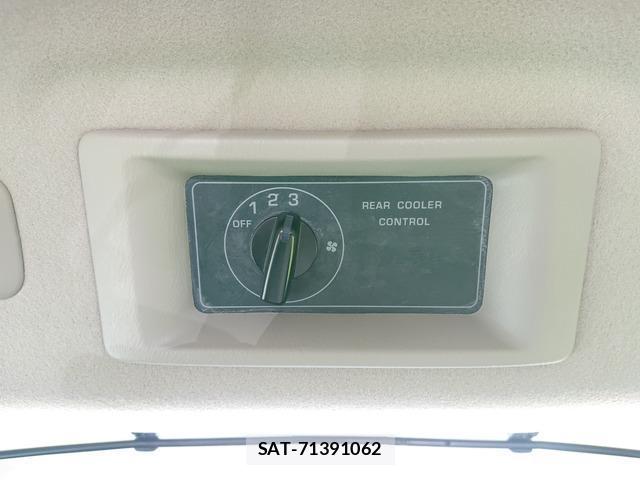 Nissan NV350 Caravan 2016-07 8374025-15