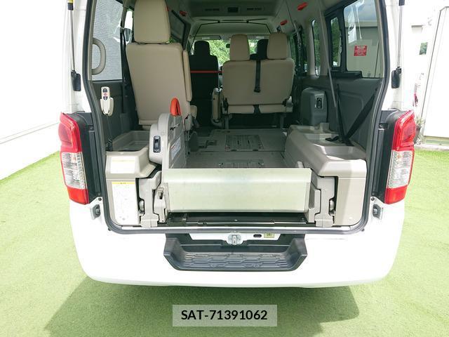 Nissan NV350 Caravan 2016-07 8374025-6