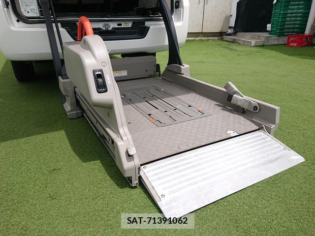 Nissan NV350 Caravan 2016-07 8374025-7