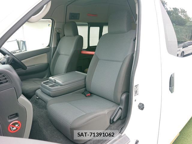 Nissan NV350 Caravan 2016-07 8374025-9