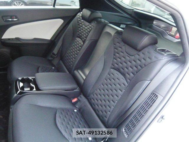 Toyota PRIUS PHV 2018-04 8373213-3