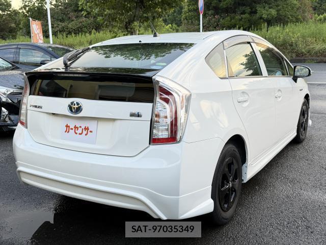 Toyota PRIUS 2013-02 8372478-1