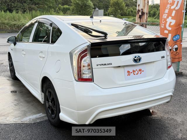 Toyota PRIUS 2013-02 8372478-10