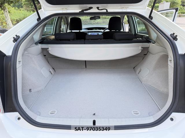 Toyota PRIUS 2013-02 8372478-11