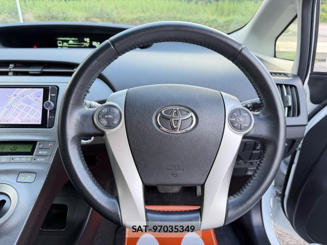 Toyota PRIUS 2013-02 8372478-12
