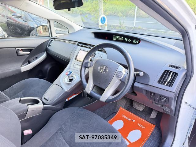 Toyota PRIUS 2013-02 8372478-2