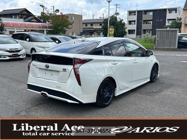 Toyota PRIUS 2016-05 8372588-10