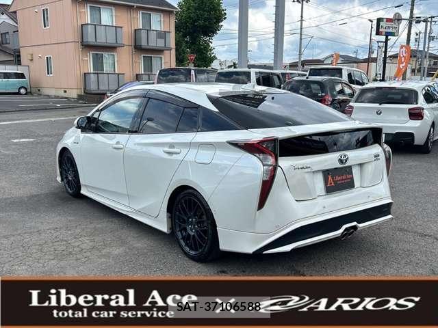 Toyota PRIUS 2016-05 8372588-11