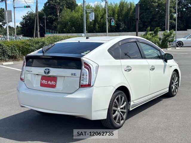 Toyota PRIUS 2014-06 8372756-12