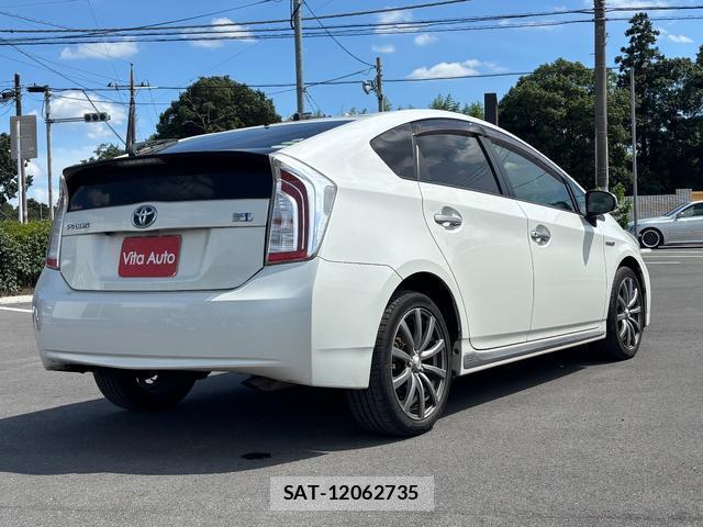 Toyota PRIUS 2014-06 8372756-13