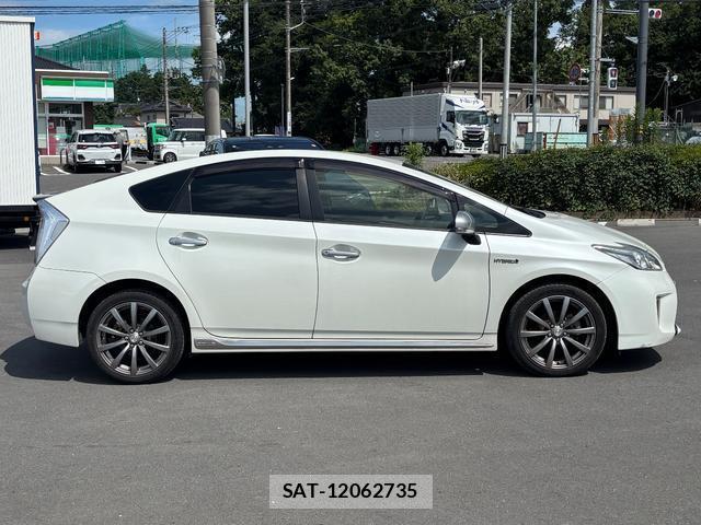 Toyota PRIUS 2014-06 8372756-15