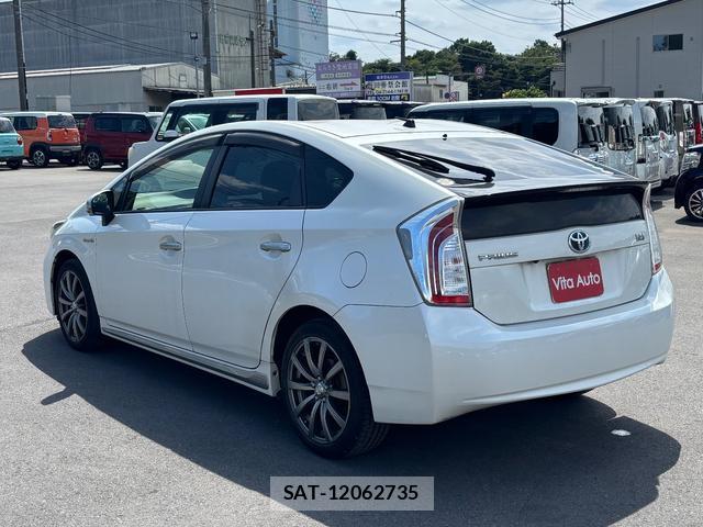 Toyota PRIUS 2014-06 8372756-17