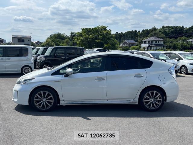 Toyota PRIUS 2014-06 8372756-2