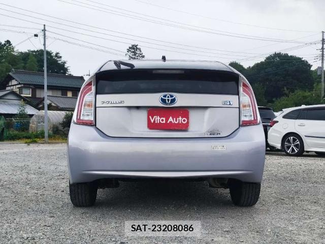 Toyota PRIUS 2013-08 8372766-10