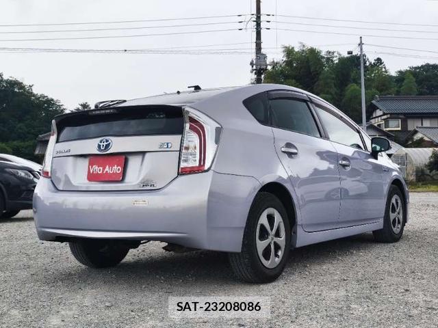 Toyota PRIUS 2013-08 8372766-12