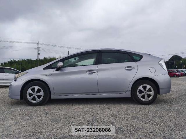 Toyota PRIUS 2013-08 8372766-17