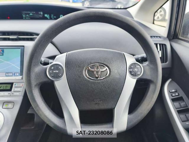 Toyota PRIUS 2013-08 8372766-18
