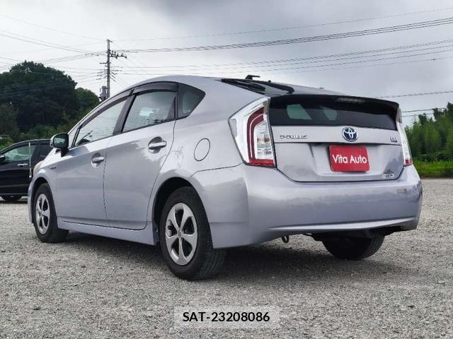 Toyota PRIUS 2013-08 8372766-19