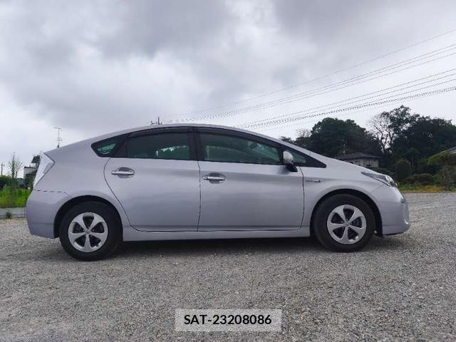 Toyota PRIUS 2013-08 8372766-2