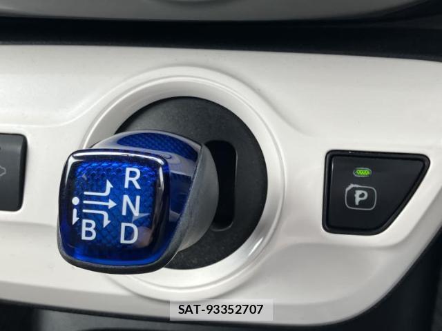 Toyota PRIUS 2015-12 8373042-17