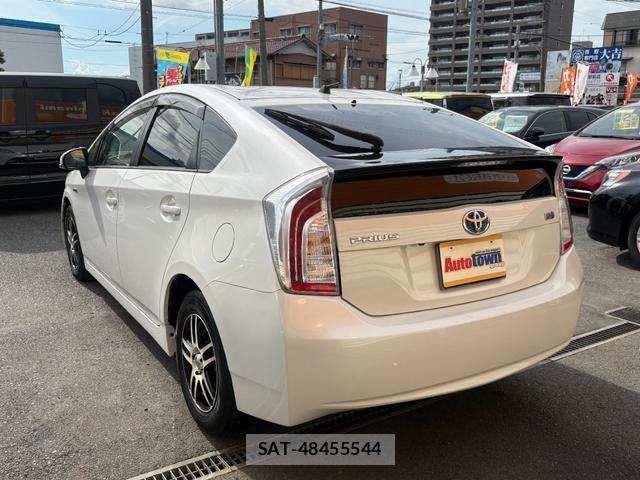 Toyota PRIUS 2013-10 8373181-3