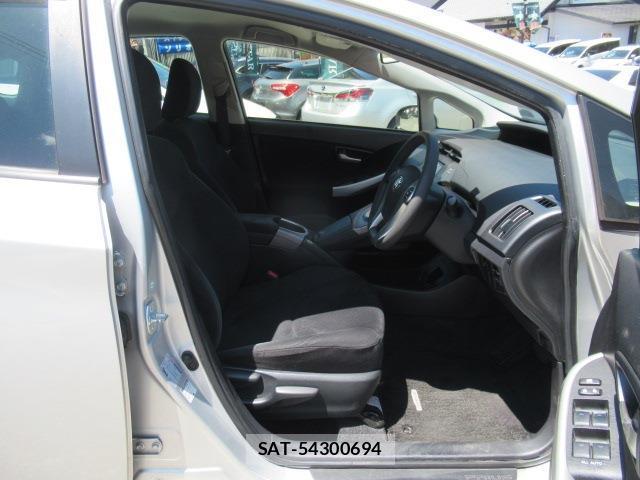 Toyota PRIUS 2015-06 8373184-14