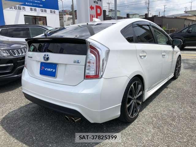 Toyota PRIUS 2013-06 8373404-15