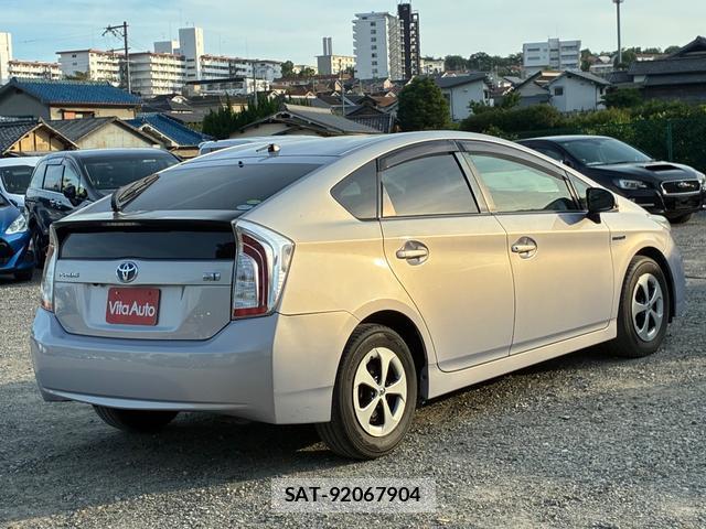 Toyota PRIUS 2012-04 8373488-15