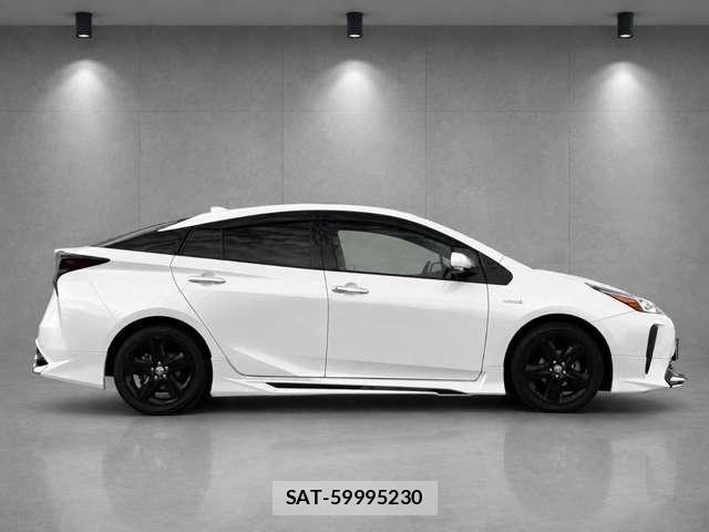 Toyota PRIUS 2019-03 8373722-1