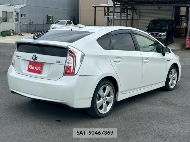 Toyota PRIUS 2012-10 8373786-13