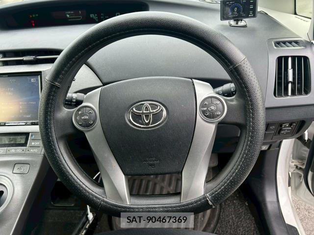 Toyota PRIUS 2012-10 8373786-18