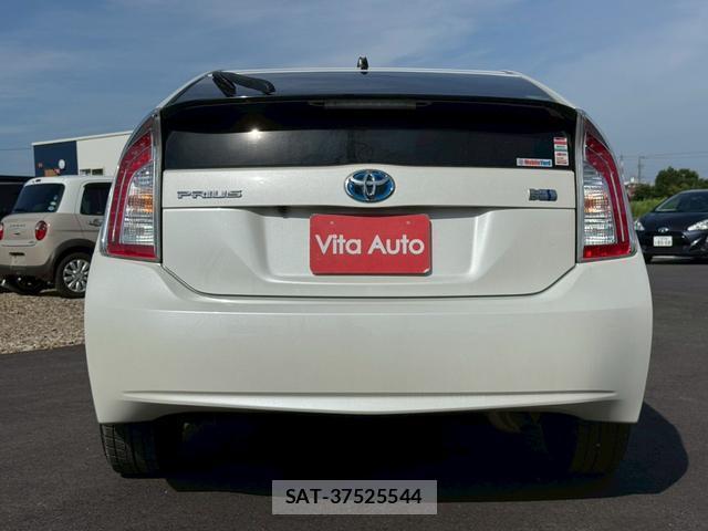 Toyota PRIUS 2014-04 8373787-10