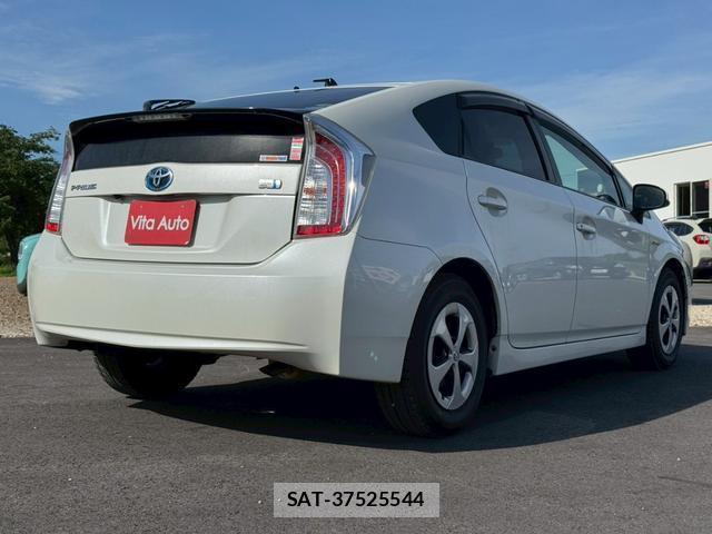 Toyota PRIUS 2014-04 8373787-12