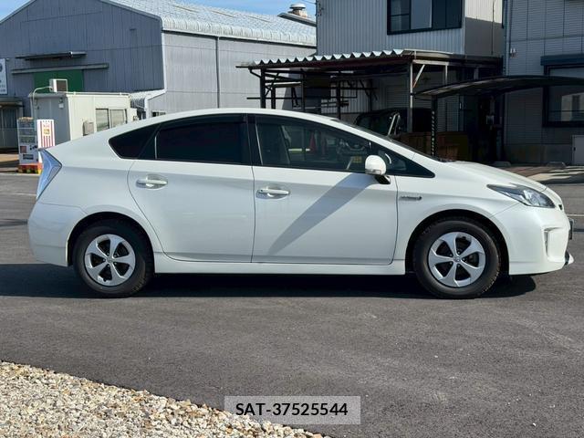 Toyota PRIUS 2014-04 8373787-16