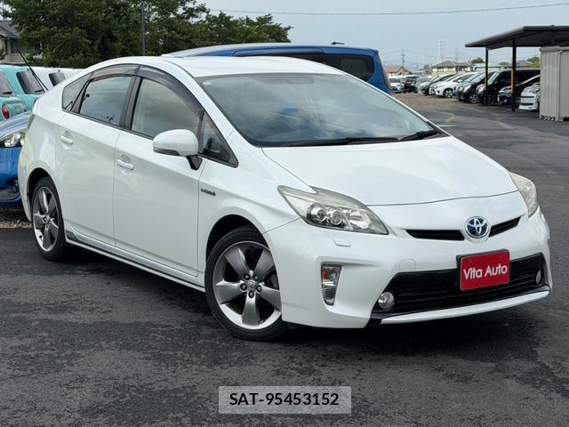 Toyota PRIUS 2014-07 8373788-1