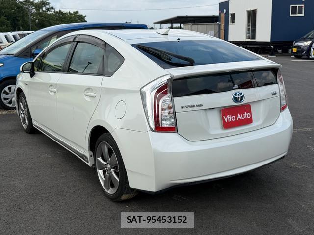 Toyota PRIUS 2014-07 8373788-10