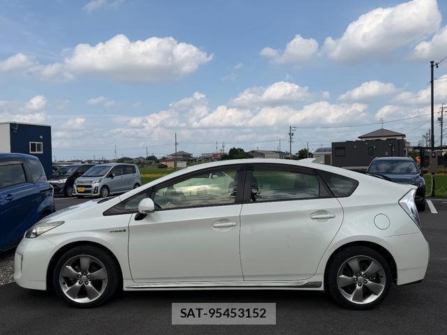 Toyota PRIUS 2014-07 8373788-13