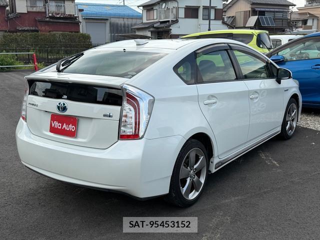Toyota PRIUS 2014-07 8373788-15