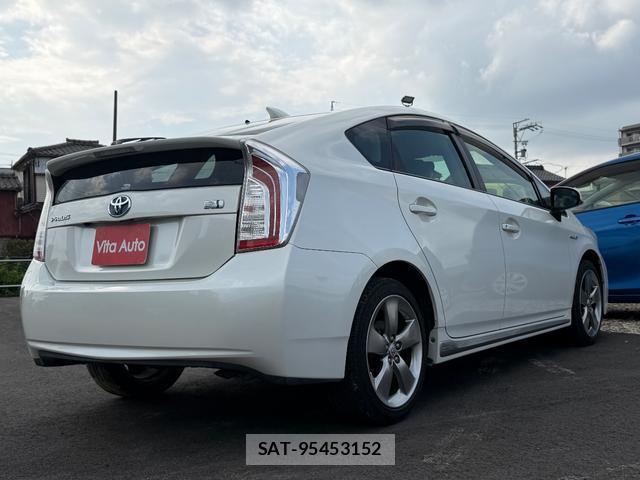Toyota PRIUS 2014-07 8373788-16