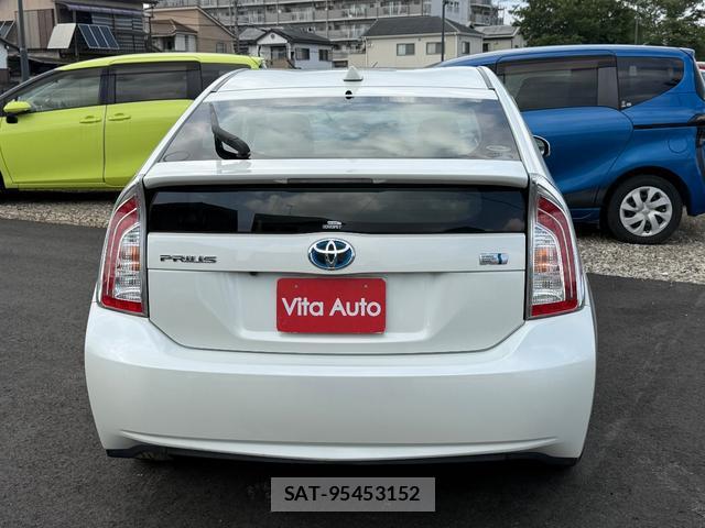 Toyota PRIUS 2014-07 8373788-17